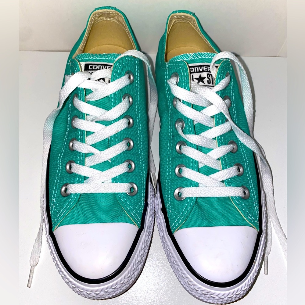 NWOT Converse Chuck Taylor Low Top Sneakers